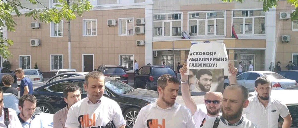 На фото слева в футболке адвокат ПЦ «Мемориал» Шамиль Магомедов, справа — Мурад Магомедов. Фото РИА Дербент
