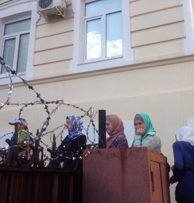 Жёны подсудимых у здания Верховного суда Республики Башкортостан