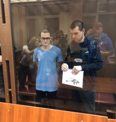 Вячеслав Крюков (в синей футболке в очках) и Руслан Костыленков на продлении ареста / Фото:SotaVision