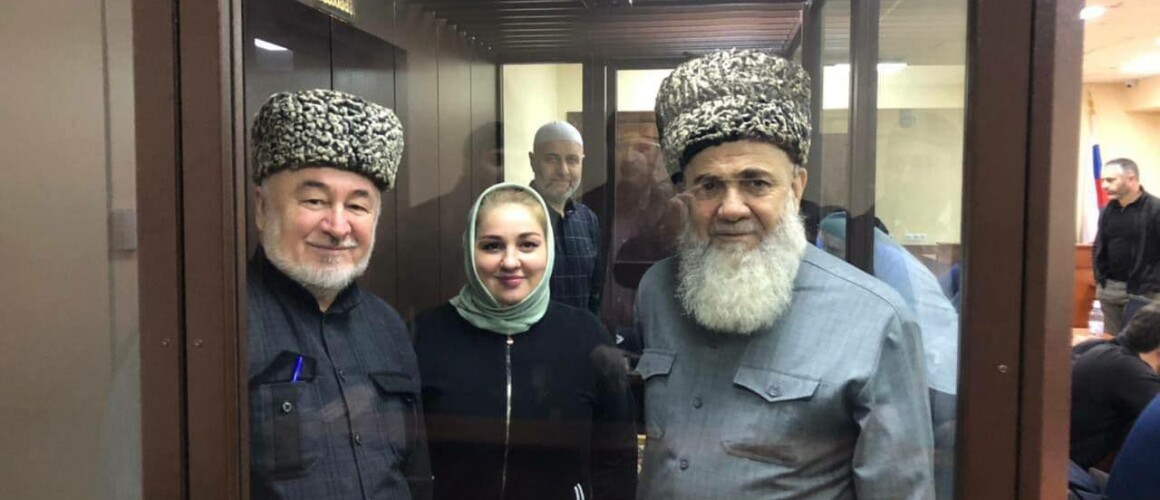 Слева направо: Малсаг Ужахов, Зарифа Саутиева, Ахмед Барахоев. На заднем плане Барах Чемурзиев
