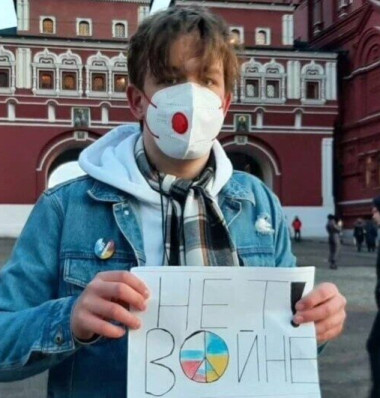 Пикет Максима Лыпканя против войны в Украине