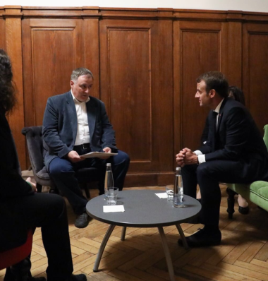 Беседа Эммануэля Макрона с Александром Черкасовым. Фото: Twitter https://twitter.com/EmmanuelMacron/status/999791558554738690