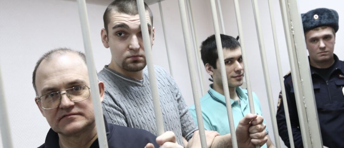 Сергей Кривов, Степан Зимин и Андрей Барабанов (слева направо), обвиняемые по делу о массовых беспорядках на Болотной площади 6 мая 2012 года, во время слушаний в Замоскворецком суде