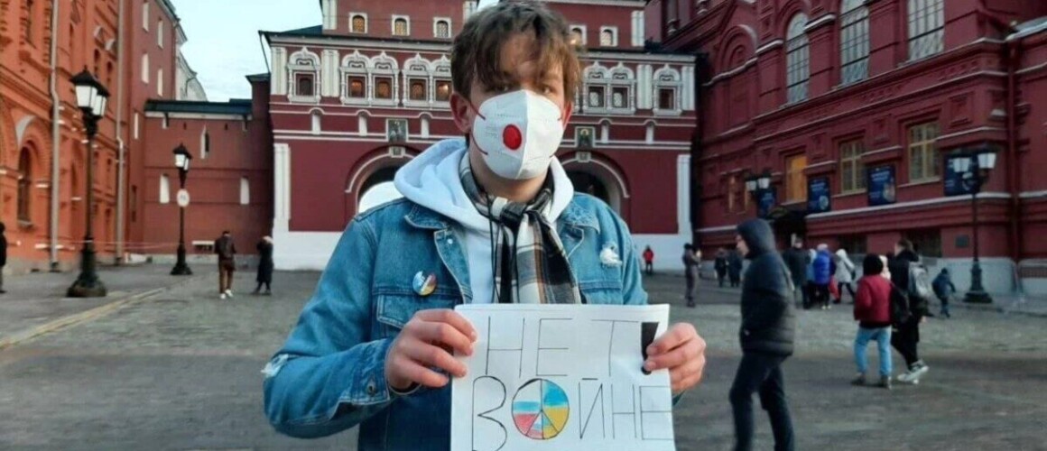 Пикет Максима Лыпканя против войны в Украине