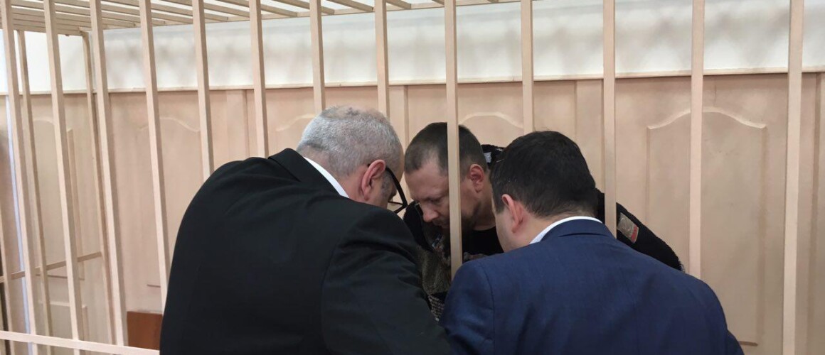 Алексей Политиков и его адвокаты в суде. Фото: Mediazona