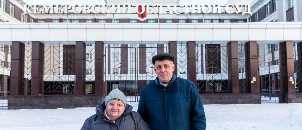Павел Брильков с супругой у здания суда