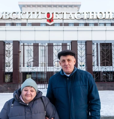 Павел Брильков с супругой у здания суда