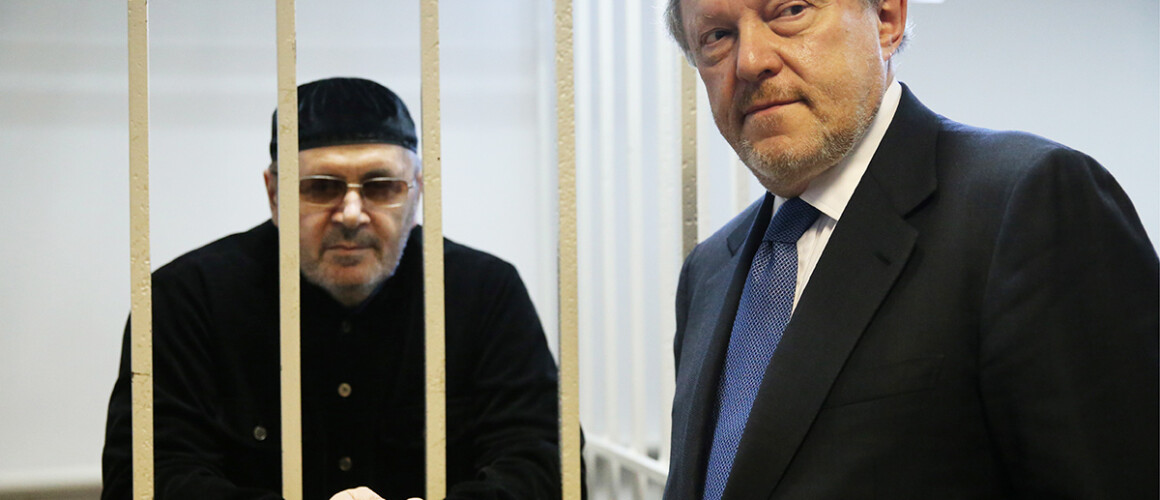 	 Оюб Титиев и Григорий Явлинский в Шалинском городском суде, 26 ноября 2018 года. Фото: Елена Афонина / ТАСС