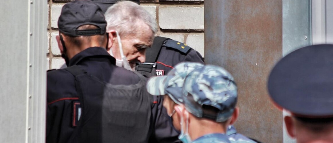 Юрия Дмитриева вводят в здание суда на оглашение приговора. 22 июля 2020 года. Фото Дарьи Кротовой