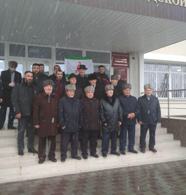 Члены Совета тейпов и активисты,осуждённые ранее по событиям на митинге, приехали поддержать лидеров протеста