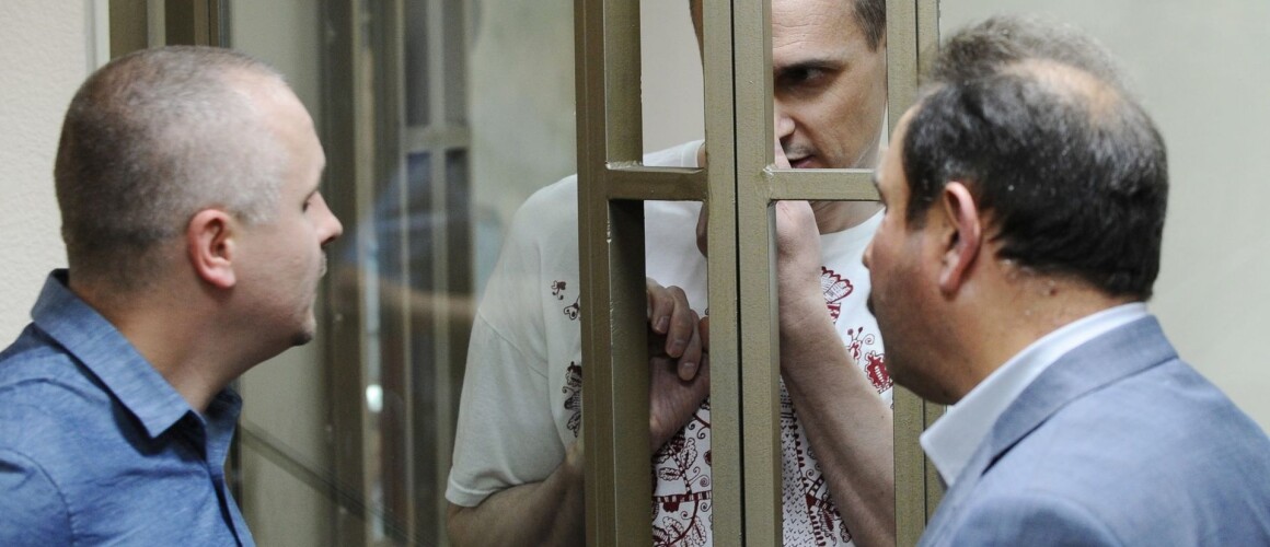 Олег Сенцов со своими адвокатами. Фото: РИА Новости