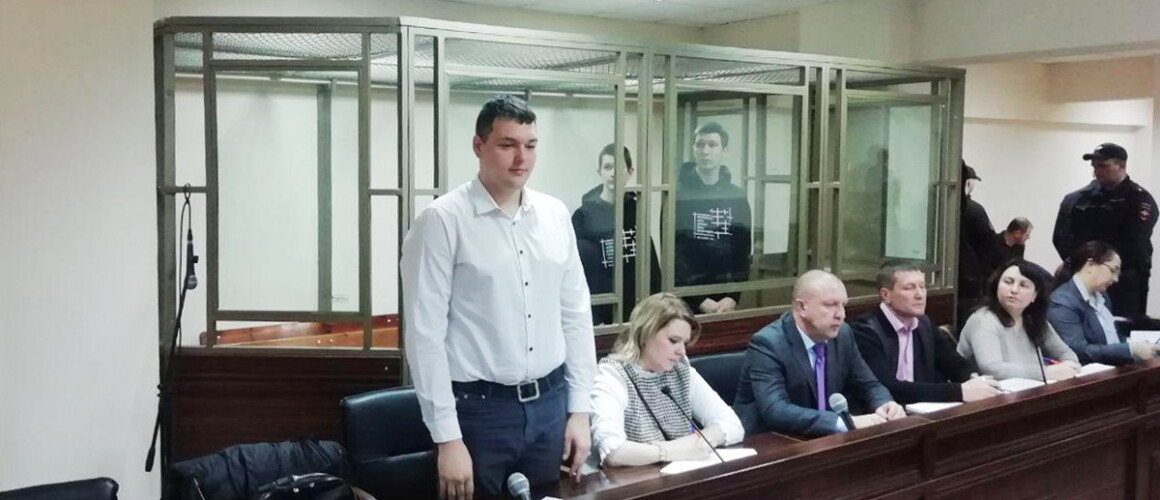 Влад Мордасов и Ян Сидоров (на заднем плане слева направо) во время заседания, 10 декабря 2019 года. Фото: МБХ медиа
