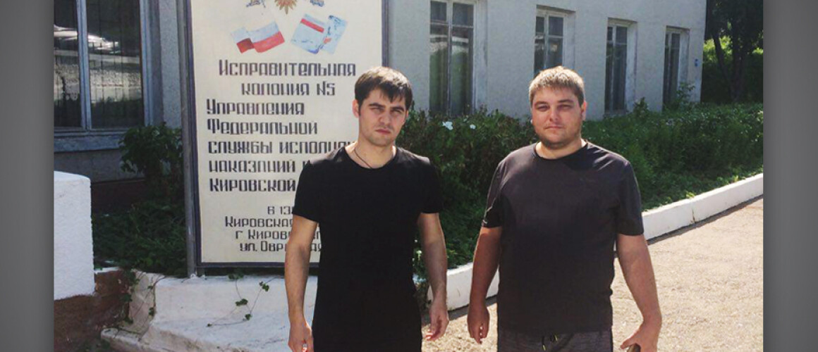 Александр Костенко (слева) и правозащитник Артур Абашев. Фото Дениса Шадрина / 7x7