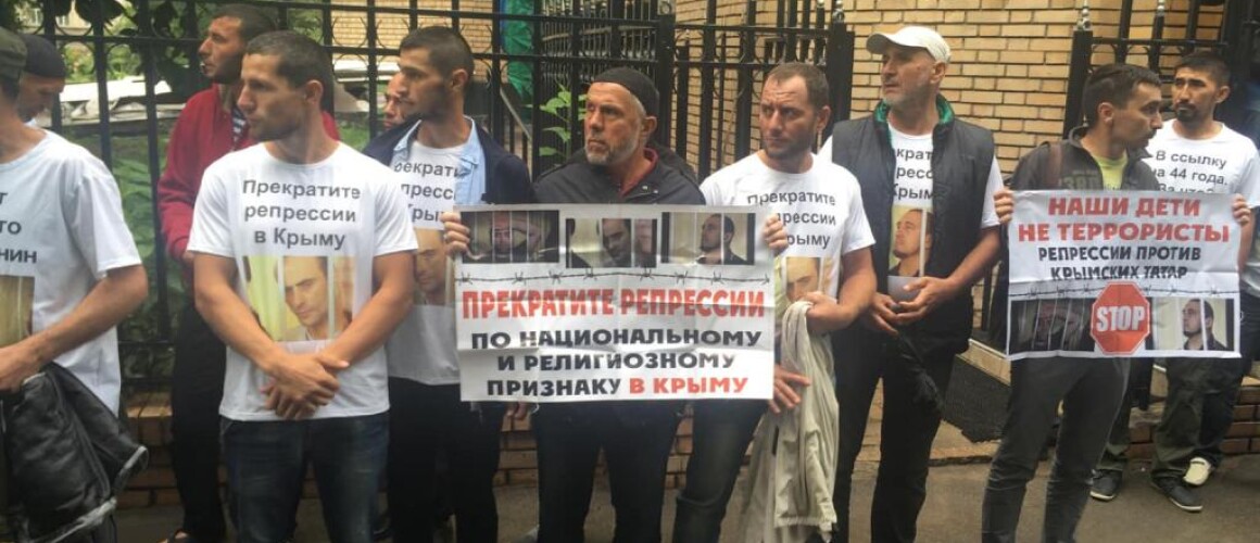 Акция против репрессий в отношении крымских татар у здания Верховного суда РФ в Москве 11 июля 2019