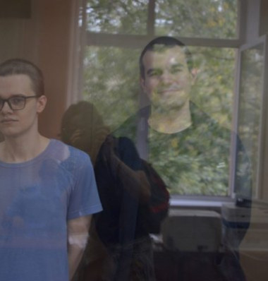 Вячеслав Крюков (в синей футболке в очках) и Руслан Костыленков на продлении ареста / Фото:SotaVision
