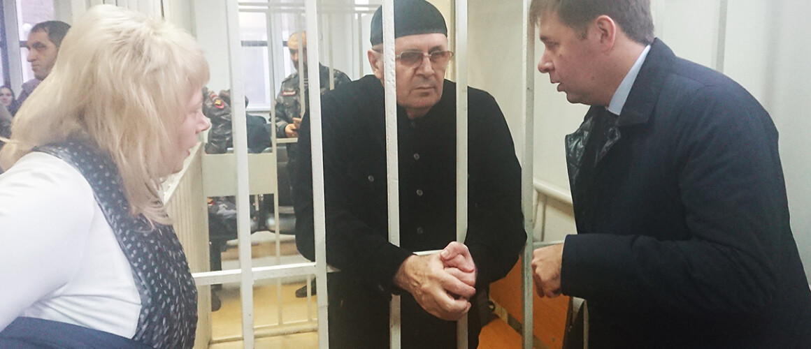 Оюб Титиев и Илья Новиков в суде. Фото: МБХ медиа