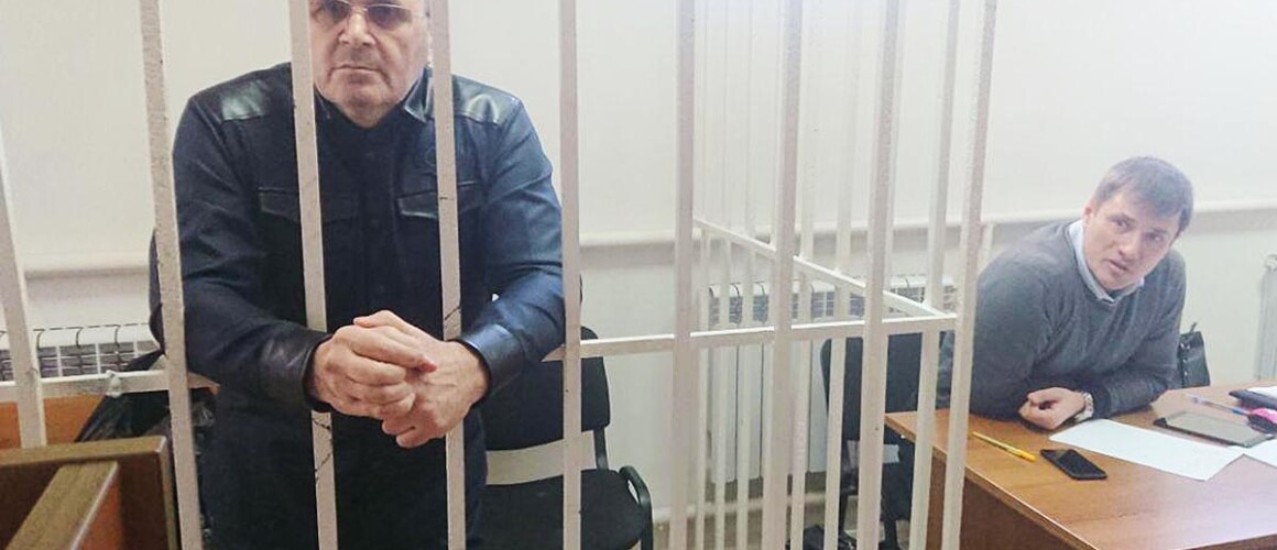 Оюб Титиев и адвокат Петр Заикин в Шалинском городском суде. Фото: МБХ медиа