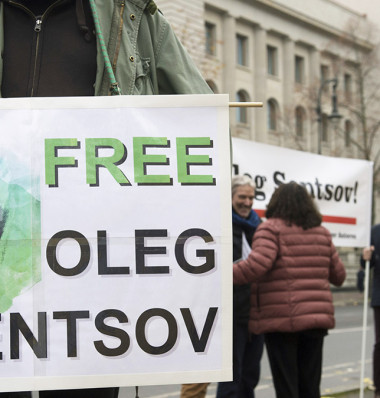 	 Акция в поддержку Олега Сенцова перед российским посольством в Берлине. Фото: Paul Zinken / picture-alliance / dpa / AP Images