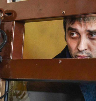  Петр Милосердов в «аквариуме» в зале Нагатинского суда. Фото: Miloserdov.case/Facebook 