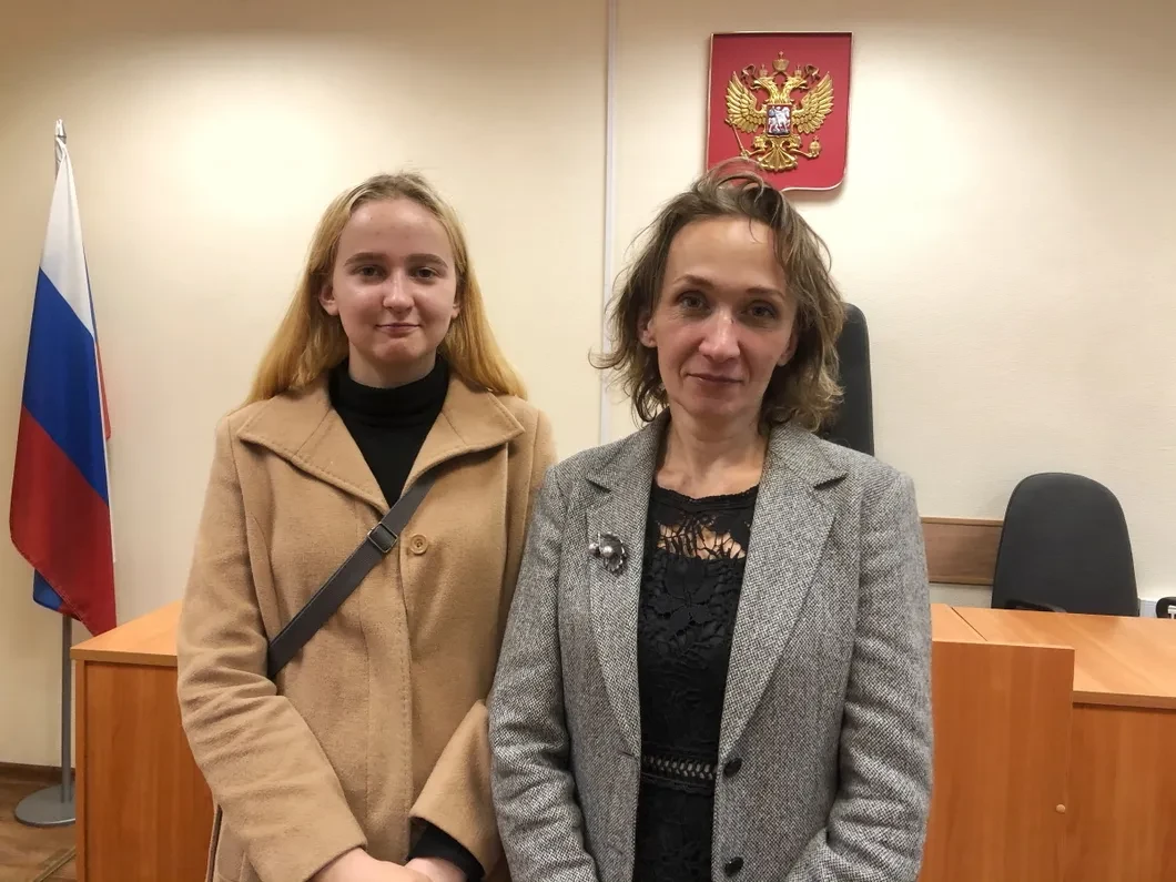 Юлия Мирзалиева с дочерью в суде